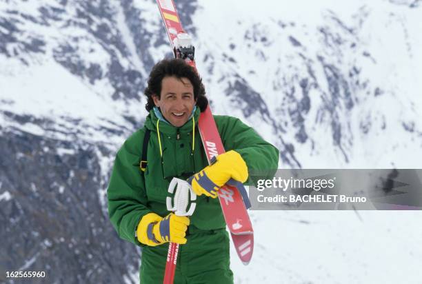 Rendezvous With Richard Anconina. Val d'Isère - 22 Décembre 1987 - Richard ANCONINA, acteur français aux sports d'hiver, en combinaison de ski,...