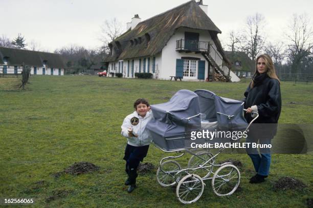 Rendezvous With Catherine Pironi And Her Twins Gilles And Didier. Rambouillet - 29 février 1988 - Dans le parc de sa propriété, devant sa maison,...