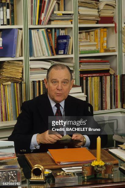 Rendezvous With Raymond Barre. Paris - Avril 1988 - Chez lui, dans son quartier du Champs de Mars, Raymond BARRE, député du Rhône, assis à son...