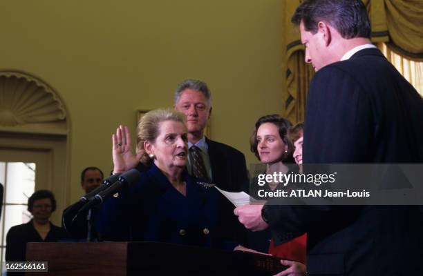 Investiture Of Madeleine Albright As Secretary Of State Of The United States. Aux Etats-Unis, à Washington, le 23 janvier 1997, lors de la cérémonie...