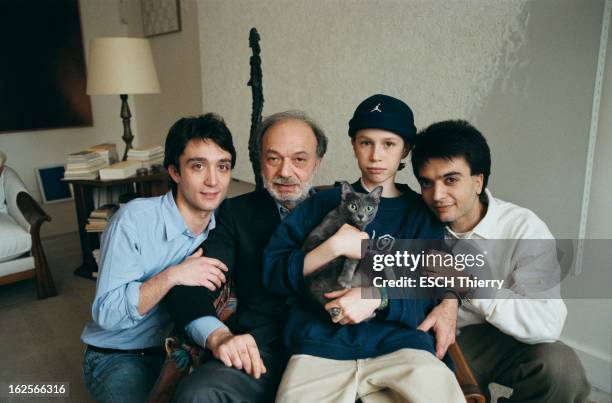 Claude Berri At Home With His Sons. Paris - Avril 1998 --- Le cinéaste Claude BERRI chez lui dans son appartement-galerie proche du musée d'Orsay :...