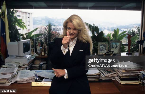 Irene Saez, Mayor Of Chacao, In Neighbourhood Of Caracas. Au Vénézuela, à Chacao, un quartier de Caracas, en décembre 1997, Irene SAEZ, maire de...