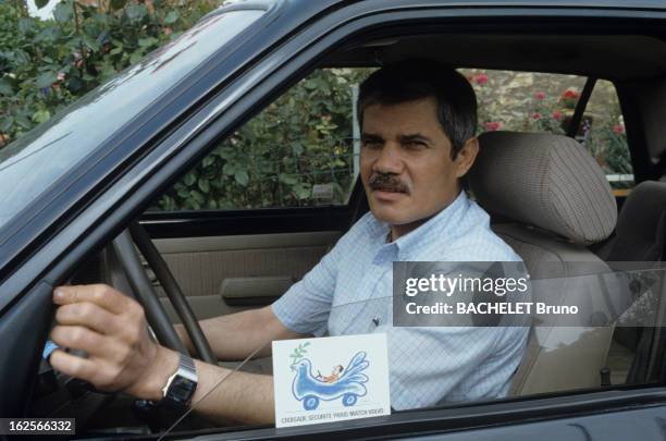 The Safety Crusade Paris Match -Volvo. En France, le 24 juin 1988, portrait de Marcel FONTAINE au volant de sa voiture décorée d'un autocollant...
