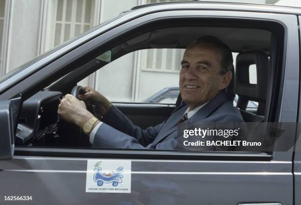 The Safety Crusade Paris Match -Volvo. En France, le 24 juin 1988, devant un château, portrait de Marcel CARTON au volant de sa voiture décorée d'un...