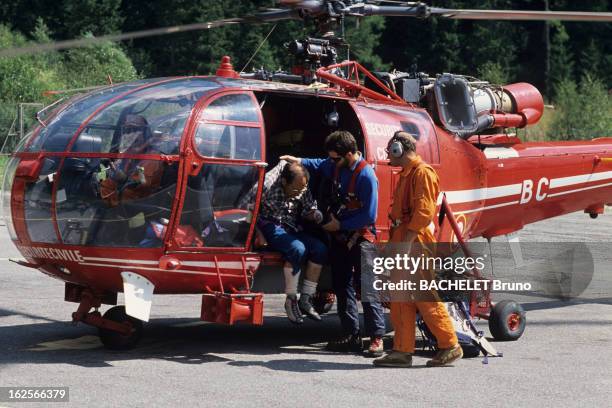 Mountain Rescue. En France, le 15 août 1988, lors d'une opération de sauvetage en montagne par une équipe de la protection civile, à l'aide d'un...