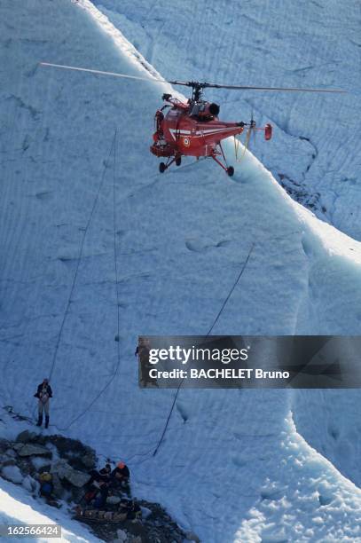 Mountain Rescue. En France, le 15 août 1988, lors d'une opération de sauvetage en montagne par une équipe de la protection civile, à l'aide d'un...