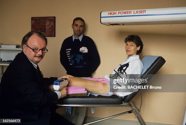 Jeannie Longo In Rehabilitation After In Fracture. Paris - 16 septembre 1988 - La cycliste Jeannie LONGO lors de sa rééducation, après une fracture...