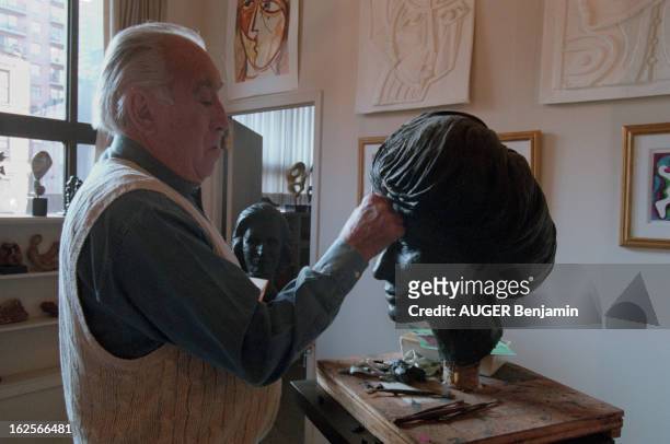 Anthony Quinn Sculpting In The Workshop Of His Apartment In New York. New York, décembre 1995. L'acteur Anthony QUINN sculptant une tête de femme...
