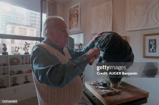 Anthony Quinn Sculpting In The Workshop Of His Apartment In New York. New York, décembre 1995. L'acteur Anthony QUINN sculptant une tête de femme...