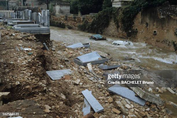The City Of Nimes Flooded By Downpours. Nîmes - 4 octobre 1988 - La ville sinistrée suite à l'inondation du 3 octobre 1988 : près d'un cimetière...