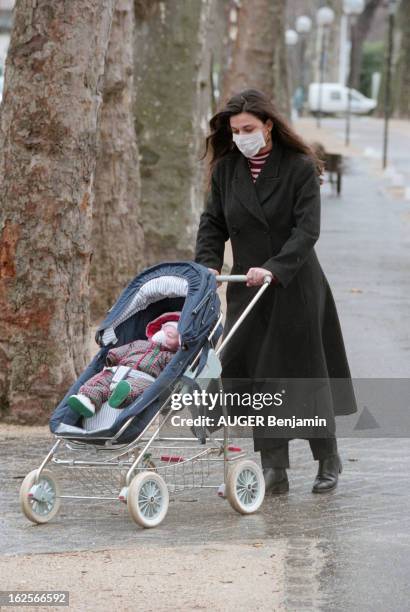 Illustration For The Wear Of In Mask To Protect From Air Pollution In Paris. Paris - 19 février 1996 - Le port du masque contre la pollution...