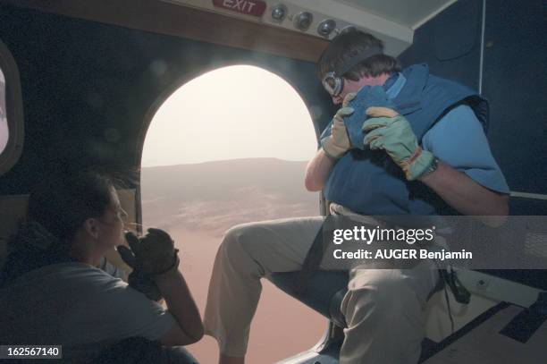 The Artist In Chad Plasticien Jean Verame. Au Tchad, dans la région du Tibesti, en octobre 1995, Le peintre d'origine belge Jean VERAME largue d'un...