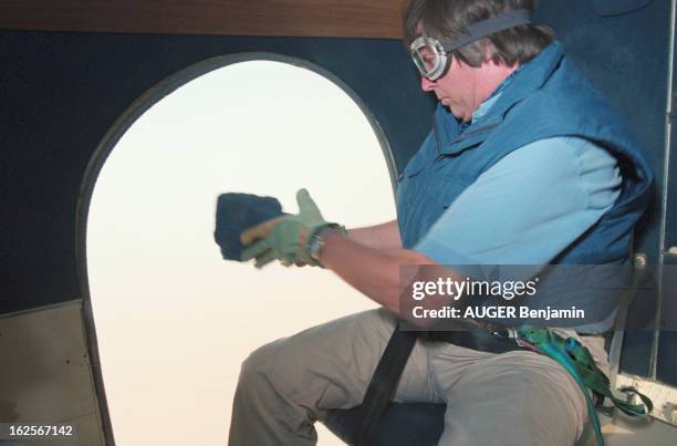 The Artist In Chad Plasticien Jean Verame. Au Tchad, dans la région du Tibesti, en octobre 1995, Le peintre d'origine belge Jean VERAME largue d'un...