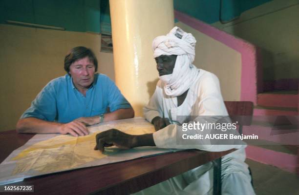 The Artist In Chad Plasticien Jean Verame. Au Tchad, dans la région du Tibesti, en octobre 1995, Le peintre d'origine belge Jean VERAME largue d'un...