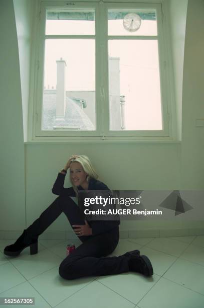 Rendezvous With Ophelie Winter. En France, à Paris, le 16 avril 1996, la chanteuse Ophélie WINTER, de son vrai nom Ophélie Kleerekoper pose avec son...