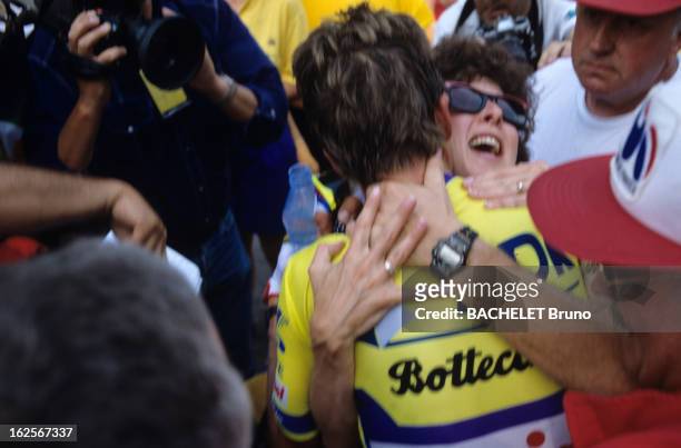 Victory Of American Greg Lemond. Paris - 23 Juillet 1989 - Arrivée et victoire du Tour de France: Kathy LEMOND, embrassant son mari Greg LEMOND,...