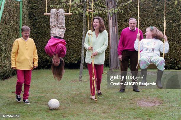 Rendezvous With Jacques Barrot, Minister Of Labour And Social Affairs, At Home With Family. France, Yssingeaux, mai 1996, on retrouve Jacques BARROT,...