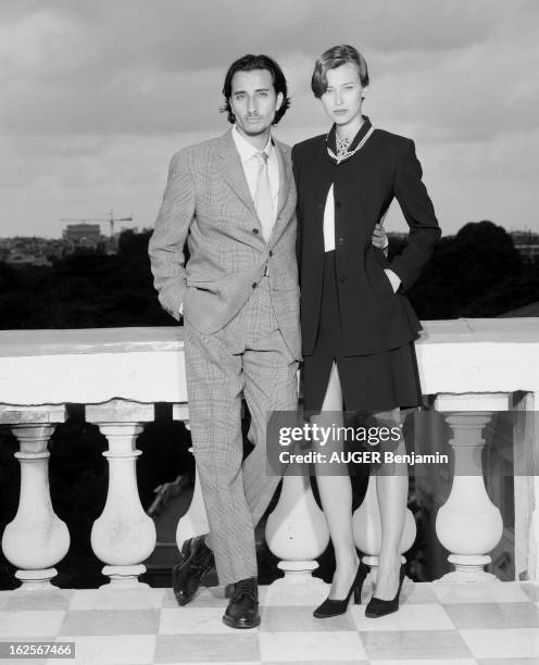 Retro' Fashion Presented By Men And Women Models In Situation. Paris- 31 Mai 1996- Reportage sur la mode 'rétro': un couple de mannequins homme-femme...