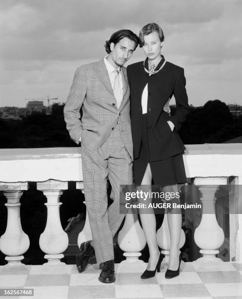 Retro' Fashion Presented By Men And Women Models In Situation. Paris- 31 Mai 1996- Reportage sur la mode 'rétro': un couple de mannequins homme-femme...