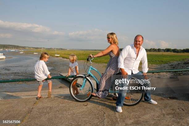 Rendezvous With Sebastien Cauet In Touquet. Sébastien CAUET en vacances au Touquet : l'animateur en famille au club nautique Le Blériot, souriant,...