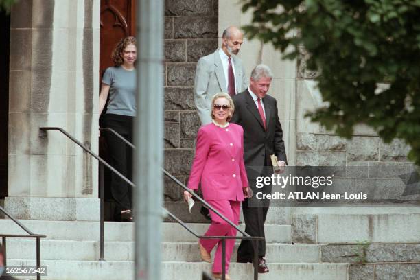 Bill And Hillary Clinton At In Mass In Washington. Etats-Unis, 9 août 1998, le président américain Bill CLINTON à la sortie de la messe à Washington...