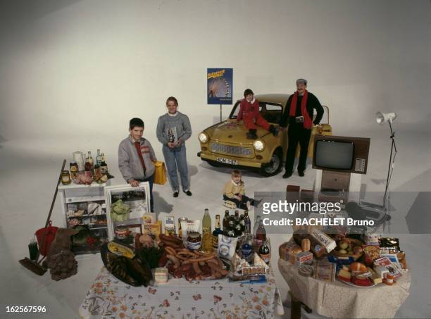 Average Consumption Of In Gdr Family. Allemagne Démocratique - Octobre 1989 - La consommation moyenne d'une famille: Jurgen KOHLER et son épouse...