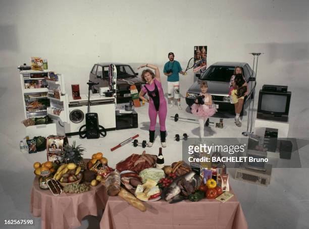 Average Consumption Of In Frg Family. Allemagne Fédérale - Octobre 1989 - La consommation moyenne d'une famille: Gert DOLTMANN et son épouse Margrit...