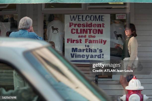 President Bill Clinton Stops His Holidays In Martha'S Vineyard. Aux Etats-Unis, le 2 août 1998. Le président Bill CLINTON interrompt ses vacances à...