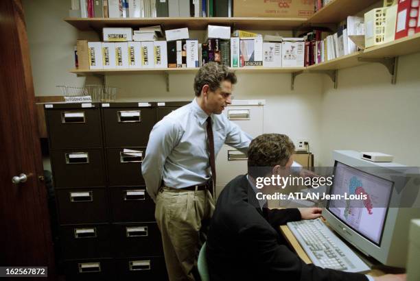 Teachers Richard Wyatt And Joseph Sodroski, Specialists Of Research On Aids At The Dana Faber Cancer Institute In Boston. Boston - 22 juin 1998 - Les...