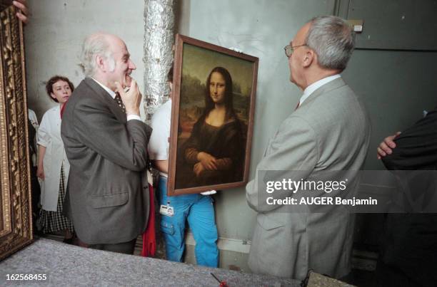 Grooming For 'La Joconde' By Leonardo Da Vinci. France, Paris, 3 juin 1997, le célèbre tableau du peintre Léonard de Vinci, 'La Joconde' se dégrade....