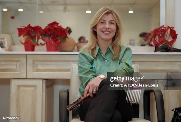 Close-Up Of Isabelle Goetz Hair Dresser Of Hillary Clinton. Washington, décembre 1998. Close-up Isabelle GOETZ, 28 ans, la coiffeuse française de la...