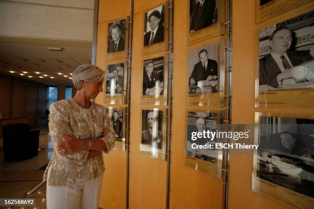 Rendezvous With Christine Lagarde. Juin 2010 - Au rez-de-chaussée du ministère de Bercy, la ministre de l'Economie Christine LAGARDE regarde les...