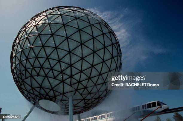 Universal Exposition Of Seville 1992 Biosphere. A l'exposition Universelle de Seville, gros plans de la BIOSPHERE climatique envoyant des jets de...