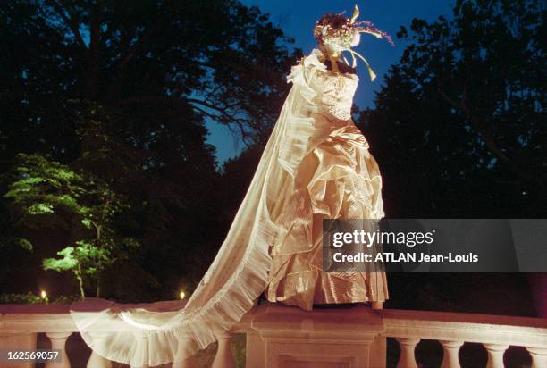 Opéra Ball", In Ball Given By The Ambassador Of France To Washington And Organized By Christian Lacroix. Washington, juin 1999. Robe de mariée...