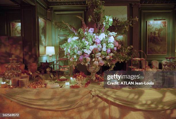 Opéra Ball", In Ball Given By The Ambassador Of France To Washington And Organized By Christian Lacroix. Washington, juin 1999. Photo du buffet : une...