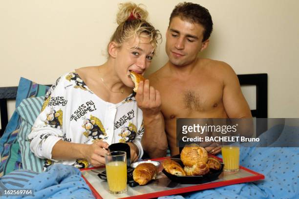 Cecile Nowak, Judo World Champion. A Paris, dans leur chambre, Cécile NOWAK prenant son petit déjeuner au lit avec son compagnon Aldo GRASSO..