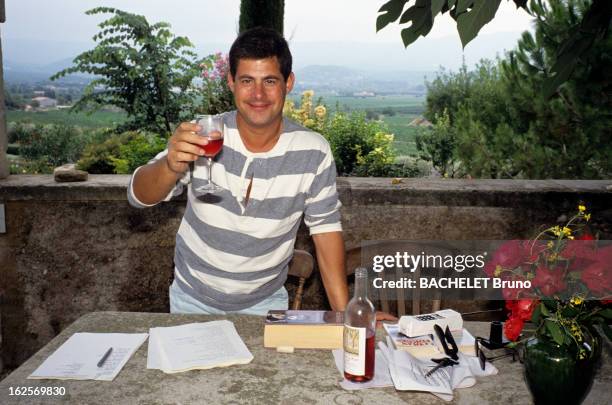 Cameron Mackintosh, Producer Of Shows At Home In The South Of France. En Provence, chez lui, sur une terrasse couverte, Cameron MACKINTOSH derrière...