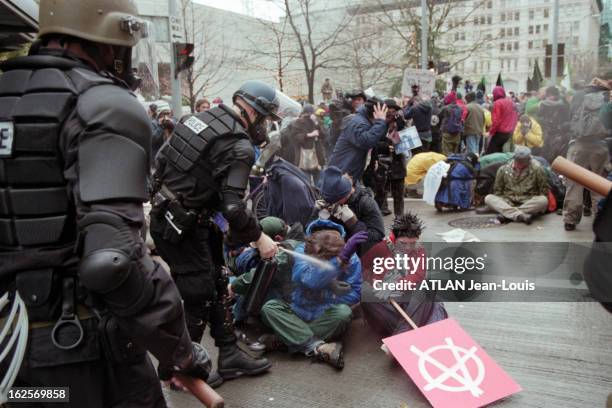 Opponents Demonstrations At The Wto Summit In Seattle. Seattle, décembre 1999. Face aux manifestations altermondialistes des opposants au sommet de...