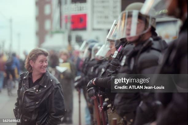 Opponents Demonstrations At The Wto Summit In Seattle. Seattle, décembre 1999. Face aux manifestations altermondialistes des opposants au sommet de...