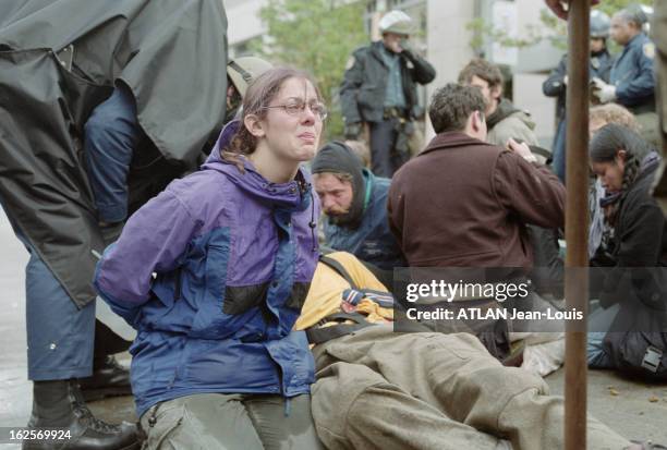 Opponents Demonstrations At The Wto Summit In Seattle. Seattle, décembre 1999. Face aux manifestations altermondialistes des opposants au sommet de...