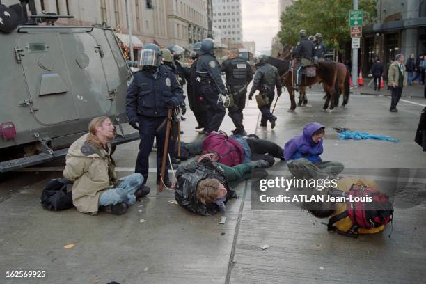 Opponents Demonstrations At The Wto Summit In Seattle. Seattle, décembre 1999. Face aux manifestations altermondialistes des opposants au sommet de...