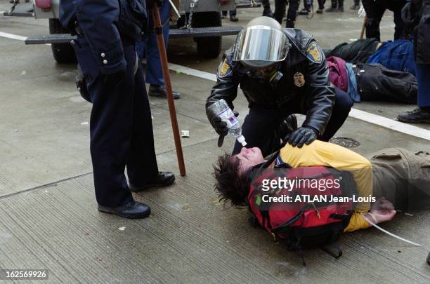 Opponents Demonstrations At The Wto Summit In Seattle. Seattle, décembre 1999. Face aux manifestations altermondialistes des opposants au sommet de...