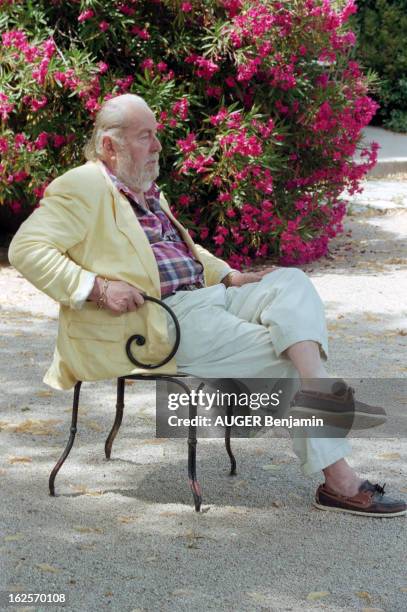 Close-Up Of Bernard Buffet In His Estate Of La Baume In Tourtour. Tourtour - 12 juillet 1998 - Portrait du peintre Bernard BUFFET de profil, assis...