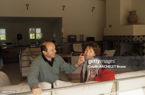 Rendezvous With Jacques Toubon And His Wife Lise. A l'île de Ré, Jacques TOUBON, ministre de la Culture et de la Francophonie, caressant le visage de...