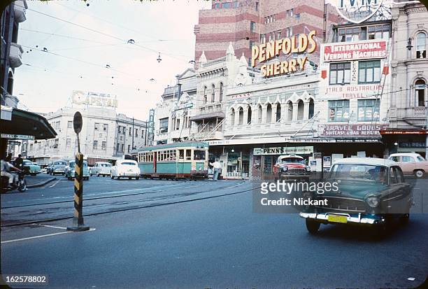sydney, kings cross 1956 - sydney buses stockfoto's en -beelden