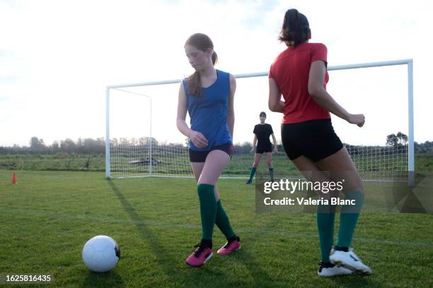 women's football - blanc stock pictures, royalty-free photos & images