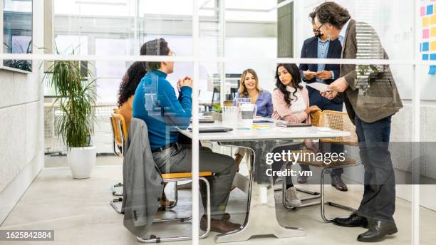 african american and caucasian business coaches training employees using brainstorming technique - scrum 個照片及圖片檔