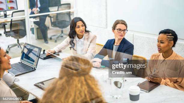 multikulturelle geschäftsfrauen brainstormen im konferenzraum - brainstormen stock-fotos und bilder