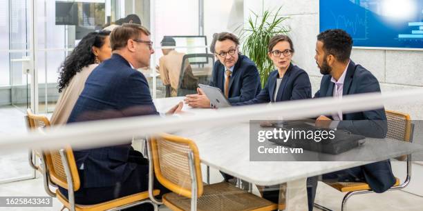geschäftsleute, brainstorming bei bürobesprechung im konferenzraum - verwaltungsrat stock-fotos und bilder