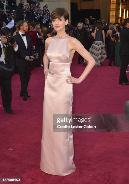 Actress Anne Hathaway, wearing Giorgio Armani, arrives at the Oscars at Hollywood & Highland Center on February 24, 2013 in Hollywood, California.